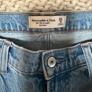 Abercrombie 90s Straight Leg Jeans - Mid Rise
